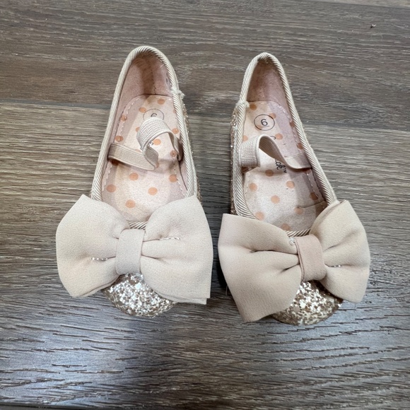 Cat & Jack Toddler Girls Gold Sparkle Bow Dress Shoes Size 6 - Picture 2 of 8